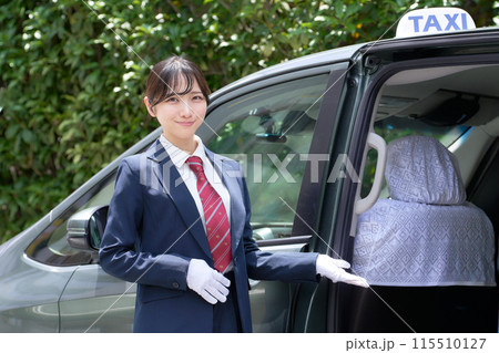 笑顔でお客をお迎えするタクシー乗務員の女性 笑顔でお客をお迎えするタクシー乗務員の女性 115510127