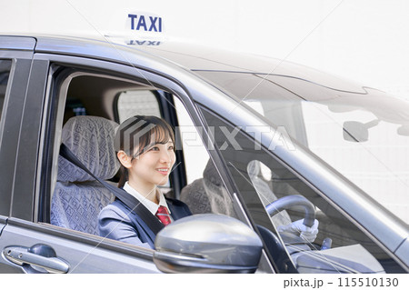 白手袋をして運転中の女性ドライバー　タクシー乗務員　イメージ 115510130