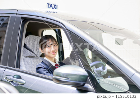 運転席から笑顔を向ける女性ドライバー　タクシー乗務員　イメージ 115510132