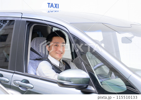 運転席から笑顔を向ける男性ドライバー タクシー乗務員 イメージ 運転席から笑顔を向ける男性ドライバー タクシー乗務員 イメージ 115510133