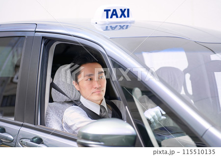 白手袋をして運転中の男性ドライバー タクシー乗務員 イメージ 白手袋をして運転中の男性ドライバー タクシー乗務員 イメージ 115510135