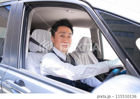 運転席から笑顔を向ける男性ドライバー タクシー乗務員 イメージ 運転席から笑顔を向ける男性ドライバー タクシー乗務員 イメージ 115510136