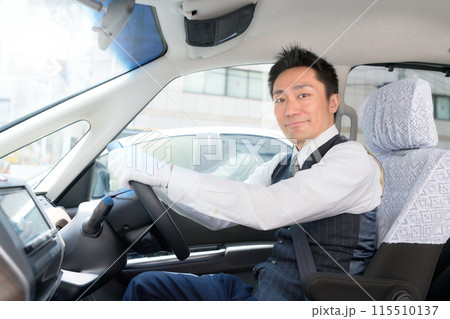 運転席から笑顔を向ける男性ドライバー　タクシー乗務員　イメージ 115510137
