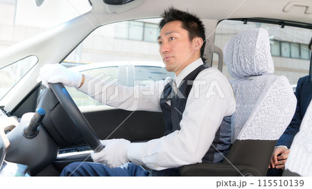 白手袋をして運転中の男性ドライバー タクシー乗務員 イメージ 白手袋をして運転中の男性ドライバー タクシー乗務員 イメージ 115510139