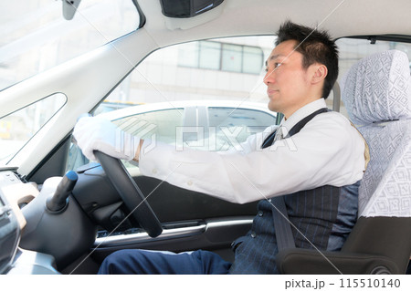 白手袋をして運転中の男性ドライバー　タクシー乗務員　イメージ 115510140