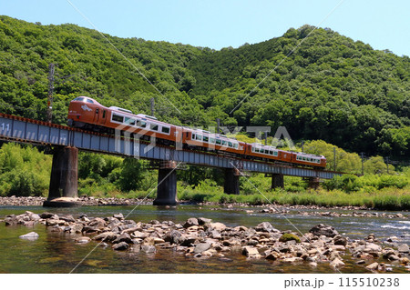 新緑の高梁川と伯備線特急やくも号(273系電車:岡山⇔出雲市) 新緑の高梁川と伯備線特急やくも号(273系電車:岡山⇔出雲市) 115510238