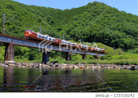新緑の高梁川と伯備線特急やくも号（273系電車：岡山⇔出雲市） 115510242