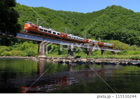 新緑の高梁川と伯備線特急やくも号（273系電車：岡山⇔出雲市） 115510244
