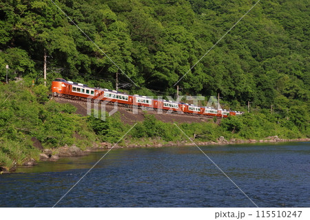 新緑の高梁川と伯備線特急やくも号(273系電車:岡山⇔出雲市) 新緑の高梁川と伯備線特急やくも号(273系電車:岡山⇔出雲市) 115510247