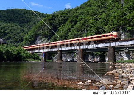 新緑の伯備線特急やくも号:381系電車(国鉄色リバイバル編成) 新緑の伯備線特急やくも号:381系電車(国鉄色リバイバル編成) 115510334