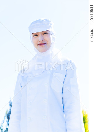 未来志向の食品工場で働く若い女性 115510631