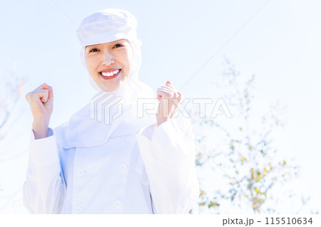 ガッツポーズの食品工場で働く若い女性 115510634