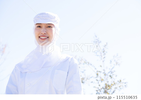 未来志向の食品工場で働く若い女性 未来志向の食品工場で働く若い女性 115510635