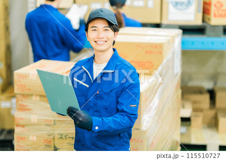 物流センターで働くロジチーム 115510727