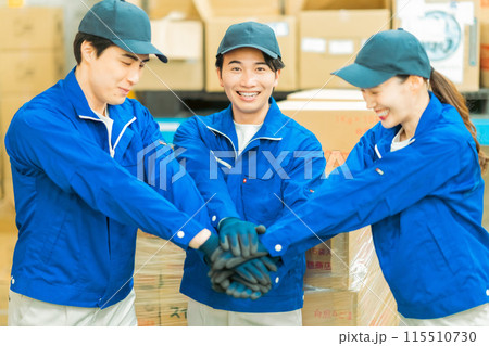 チームワークのある倉庫管理チーム 115510730