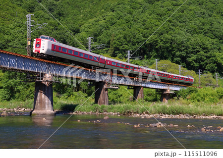 新緑の高梁川と伯備線特急やくも号:381系電車(岡山⇔出雲市) 新緑の高梁川と伯備線特急やくも号:381系電車(岡山⇔出雲市) 115511096