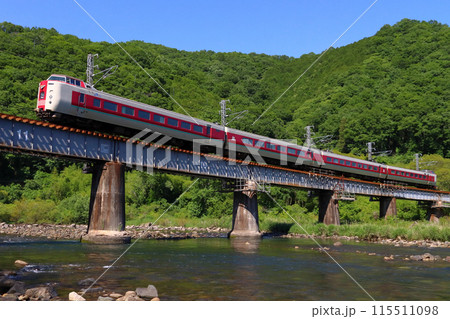 新緑の高梁川と伯備線特急やくも号：381系電車（岡山⇔出雲市） 115511098