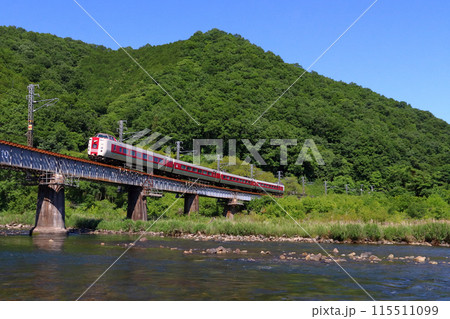 新緑の高梁川と伯備線特急やくも号：381系電車（岡山⇔出雲市） 115511099