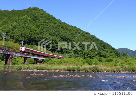 新緑の高梁川と伯備線特急やくも号:381系電車(岡山⇔出雲市) 新緑の高梁川と伯備線特急やくも号:381系電車(岡山⇔出雲市) 115511100