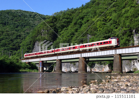 新緑の高梁川と伯備線特急やくも号：381系電車（岡山⇔出雲市） 115511101