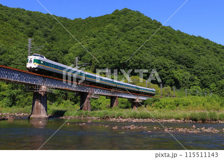 新緑の高梁川と伯備線特急やくも号：381系電車（岡山⇔出雲市） 115511143