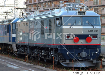 倉敷駅に停車中の九州地方向け新型電気機関車（EF510形300番台） 115511440