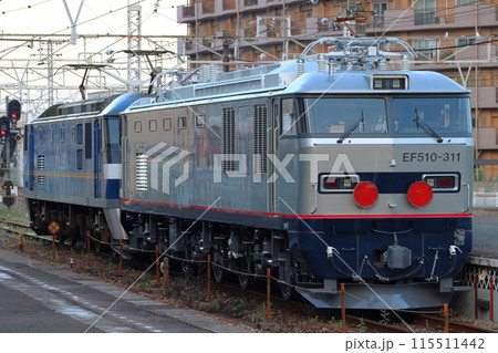 倉敷駅に停車中の九州地方向け新型電気機関車（EF510形300番台） 115511442