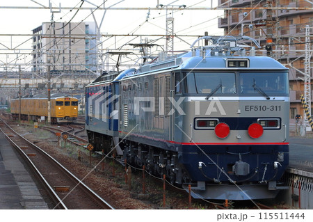 倉敷駅に停車中の九州地方向け新型電気機関車（EF510形300番台） 115511444