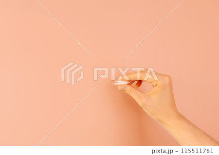 Hand holding white snus bags against brown background Hand holding white snus bags against brown background 115511781
