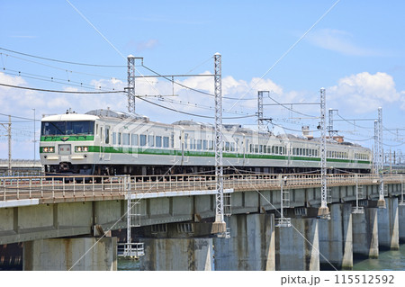 東海道本線　茅ヶ崎ー平塚　JR東日本　185系　C1編成（大宮）　特急 115512592