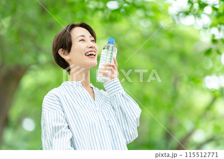 水を飲む女性 新緑 水を飲む女性 新緑 115512771