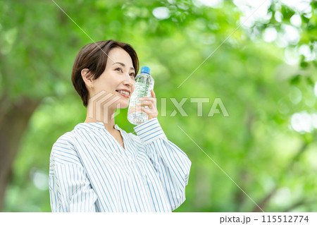 水を飲む女性 新緑 水を飲む女性 新緑 115512774