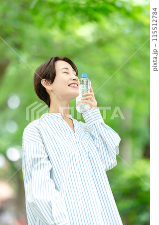 水を飲む女性 新緑 水を飲む女性 新緑 115512784