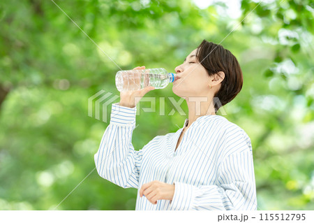 水を飲む女性　新緑 115512795