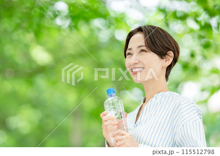 水を飲む女性　新緑 115512798