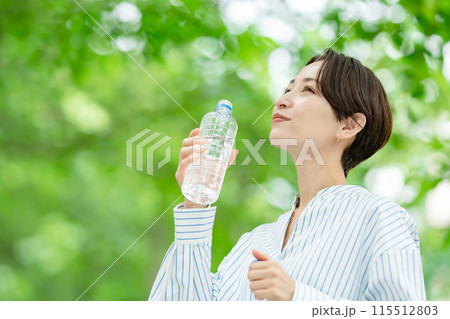 水を飲む女性 新緑 水を飲む女性 新緑 115512803