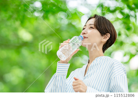水を飲む女性　新緑 115512806