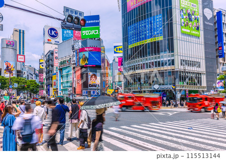 日本の東京都市景観 緊急車両が渋谷スクランブル交差点を通過…外国人らはさすが、横断を待った…＝12日 115513144