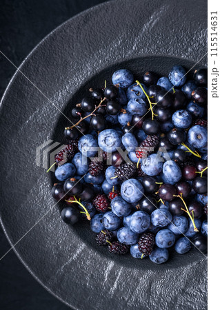 Top view of fresh blueberries, blackcurrant berries and mulberries 115514631
