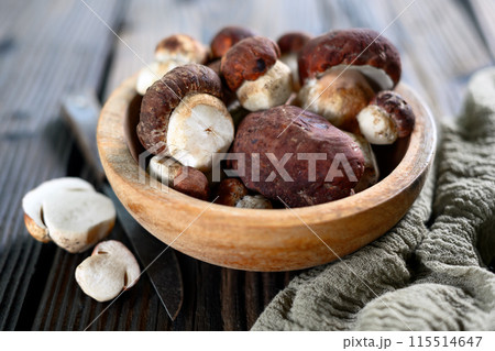 Wooden bowl with fresh wild porcini mushrooms 115514647
