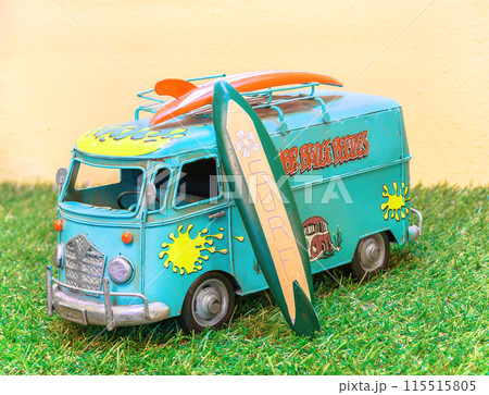 [素材] 屋根にサーフボードを固定した一般的なコンビキャンピングカーを描いたレプリカ。 115515805