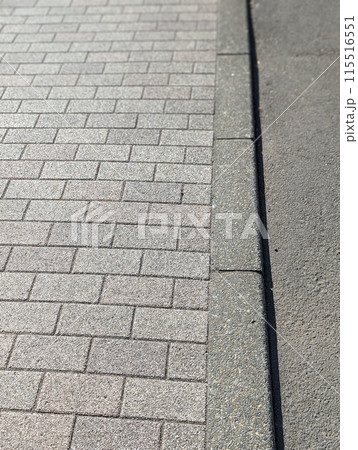 歩道の舗装タイルレンガ 115516551