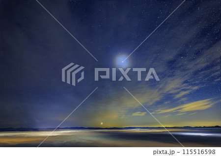 広島県三次市霧の海展望台で雲海から昇る月と金星 115516598