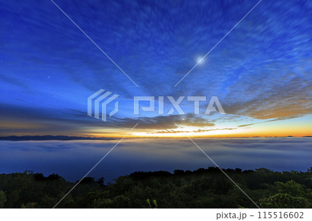 広島県三次市霧の海展望台にて雲海と朝焼け空で輝く月と金星 115516602