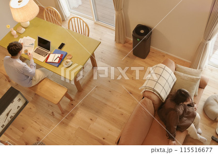 リビングでくつろぐ若い男女 115516677