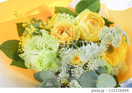 黄色いバラの花束 115516894