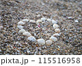 砂浜に打ち上げられた貝殻ハート 115516958