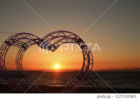 ハートのオブジェから見える夕陽 115516963