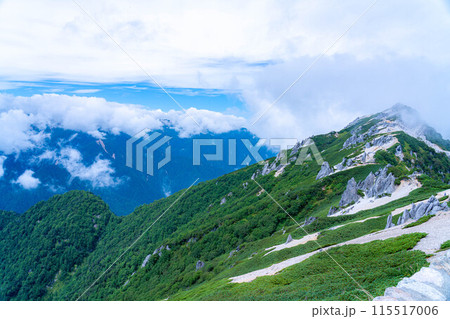 【登山素材】夏の燕岳の稜線と湧き上がる雲【長野県】 115517006