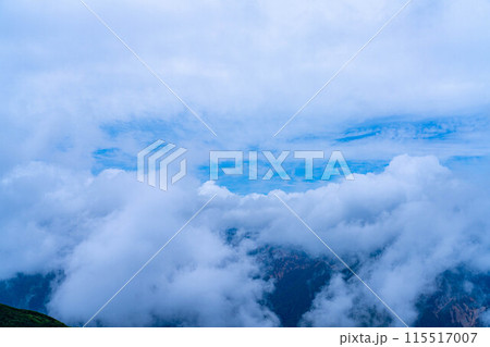 【登山素材】夏の燕岳の稜線と湧き上がる雲【長野県】 【登山素材】夏の燕岳の稜線と湧き上がる雲【長野県】 115517007